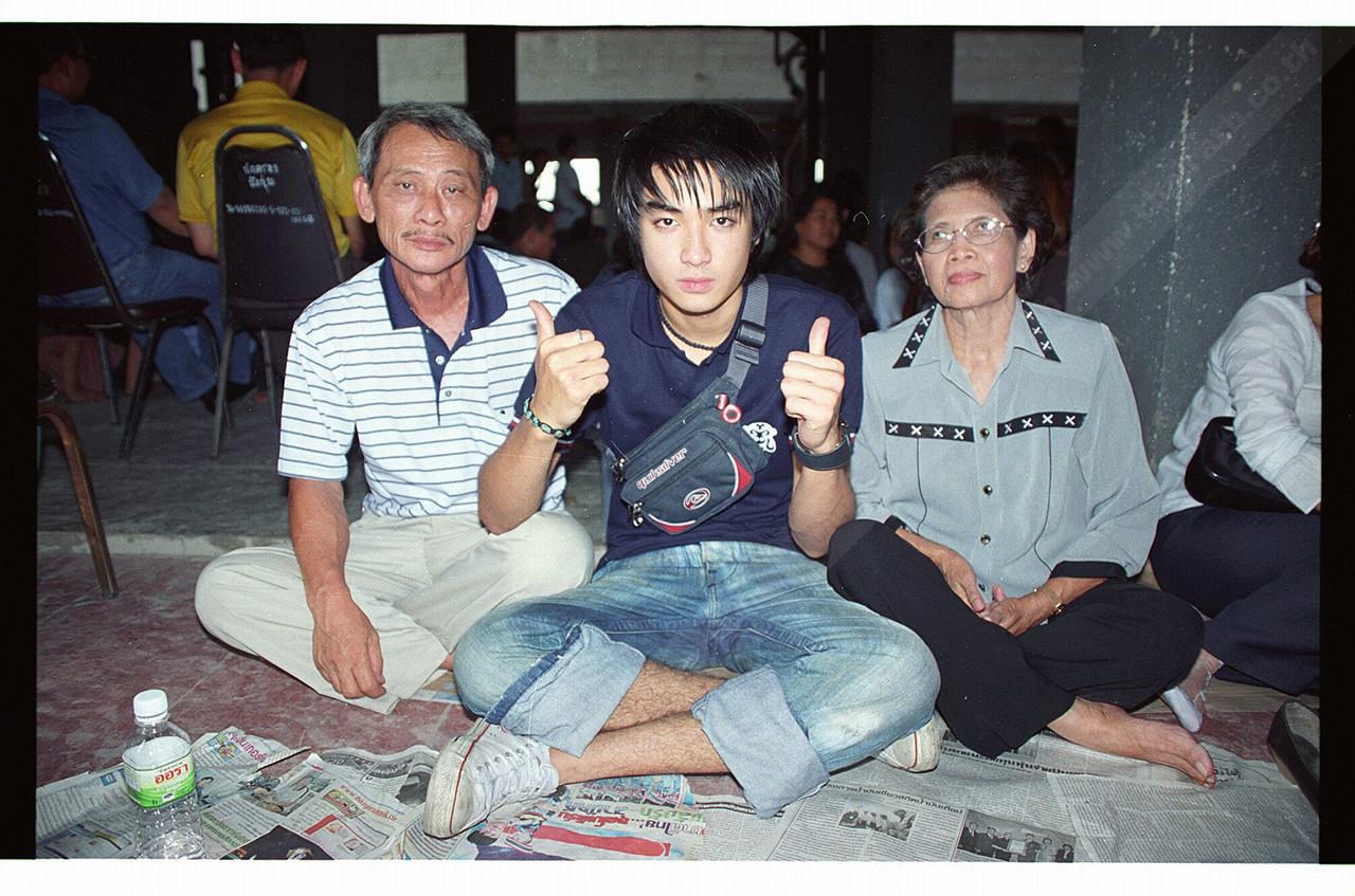 แม้ในวันลูกชายเกณฑ์ทหารคุณพ่อคุณแม่ก็ไปอยู่ข้างๆ