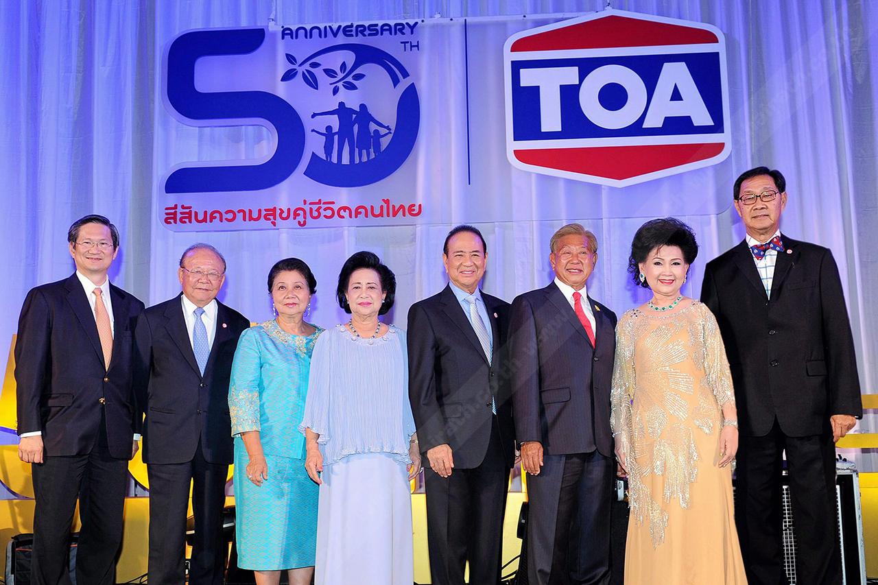 อาสา–ท่านผู้หญิงสุจิตคุณ สารสิน, บรรยงค์–ท่านผู้หญิงภรณี ล่ำซำ, ม.ร.ว.ปรีดิยาธร เทวกุล, ชาติศิริ โสภณพนิช ร่วมยินดีกับเจ้าสัวประจักษ์.