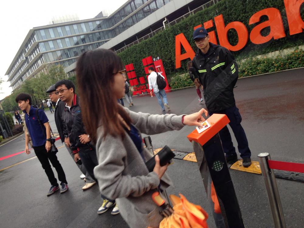 ธรรมเนียมที่ผู้มีบัตรต้องทำก่อนเข้าสู่เขตสำนักงาน... แตะ ติ๊ด