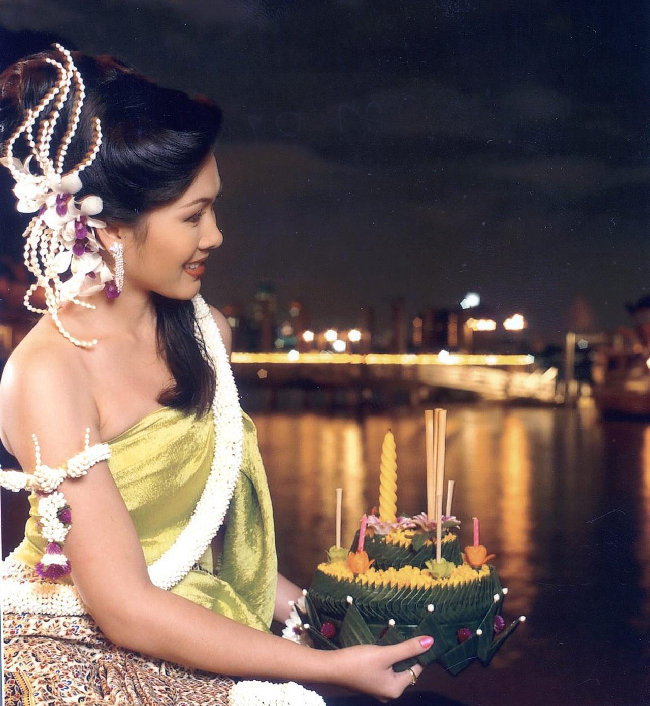 ลอยกระทงเพื่อขอขมาพระแม่คงคา