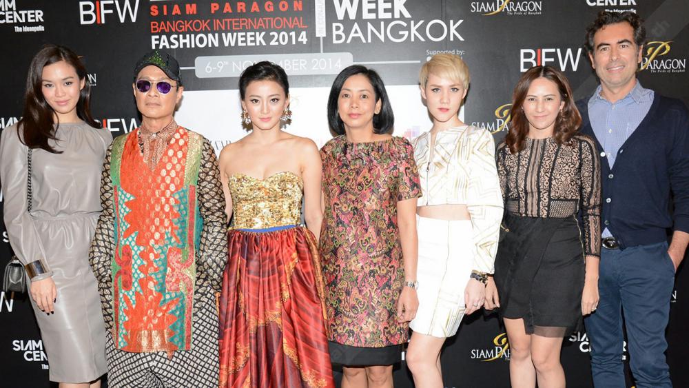 ดูแฟชั่น มยุรี ชัยพรหมประสิทธิ์ และ คารีนา วีจายา จัดงาน สยามพารากอน บางกอกอินเตอร์เนชั่นแนล แฟชั่น วีค 2014 จัดถึง 9 พ.ย. โดยมี คริสติอาโน่ บุรานี, นาการา สัมพันธารักษ์ จันทรรัตน์ ณ วังขนาย และ วรรณพร โปษยานนท์ มาร่วมงานด้วย ที่สยามพารากอน วันก่อน.