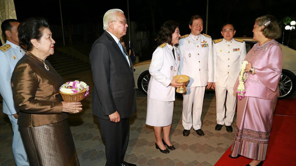 สมเด็จพระเทพรัตนราชสุดาฯ สยามบรมราชกุมารี เสด็จพระราชดำเนินแทนพระองค์ ทอดพระเนตรการแสดงโขนมูลนิธิส่งเสริมศิลปาชีพ ชุด “ศึกอินทรชิต ตอน นาคบาศ” มูลนิธิส่งเสริมศิลปาชีพ จัดการแสดงขึ้น เพื่อเป็นการเฉลิมพระเกียรติ สมเด็จพระนางเจ้าสิริกิติ์ พระบรมราชินีนาถ ณ หอประชุมใหญ่ ศูนย์วัฒนธรรมแห่งประเทศไทย เมื่อวันที่ 6 พฤศจิกายน.
