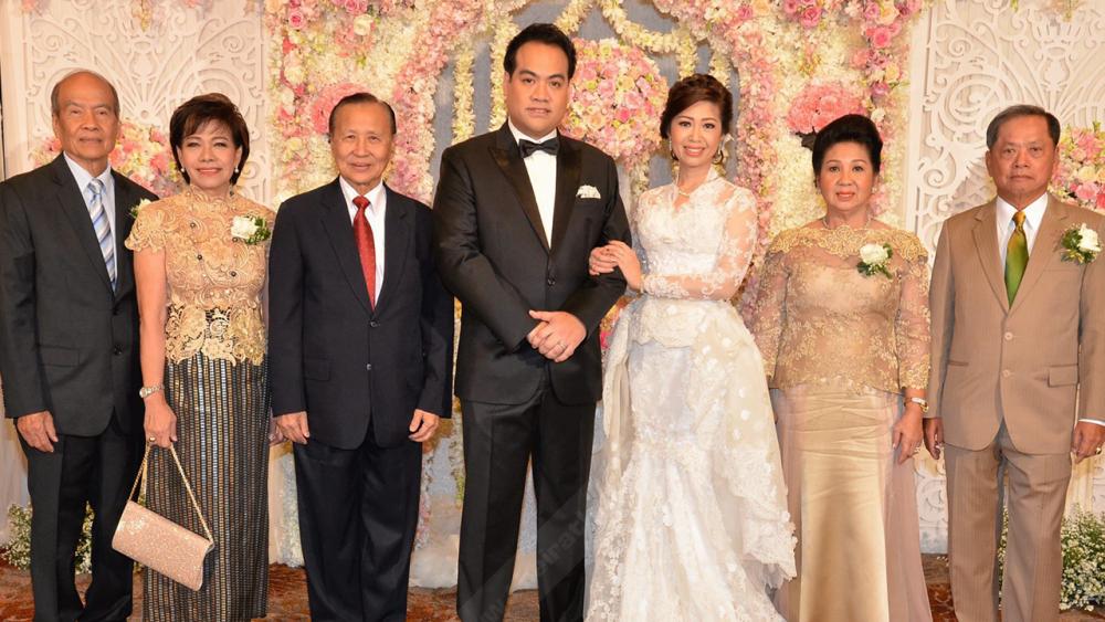 รักกันมาก ศ.ดร.นพ.กระแส ชนะวงศ์ เป็นประธานในงานวิวาห์ระหว่าง ดร.ปนัดดา บุตรี ประสงค์–วรนาถ ธนเศรษฐกร กับ คมกฤษณ มณีดุลย์ บุตร สุรินทร์ มณีดุลย์–ทัสมา ศรีภิรมย์ ท่ามกลางความปลื้มปีติของผู้มาร่วมอวยพร ที่โรงแรมอินเตอร์คอนติเนนตัล วันก่อน.