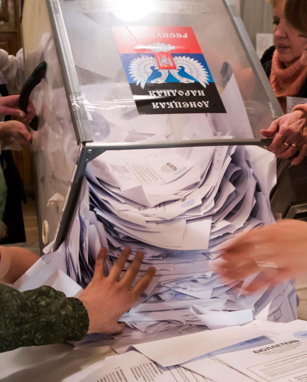 หีบบัตรเลือกตั้ง มี รูปนกอินทรี สัญลักษณ์ของสาธารณรัฐประชาชนโดเนตสก์