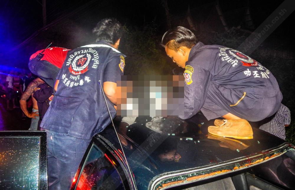 ร่างกระเด็นไปอยู่บนหลังคารถ