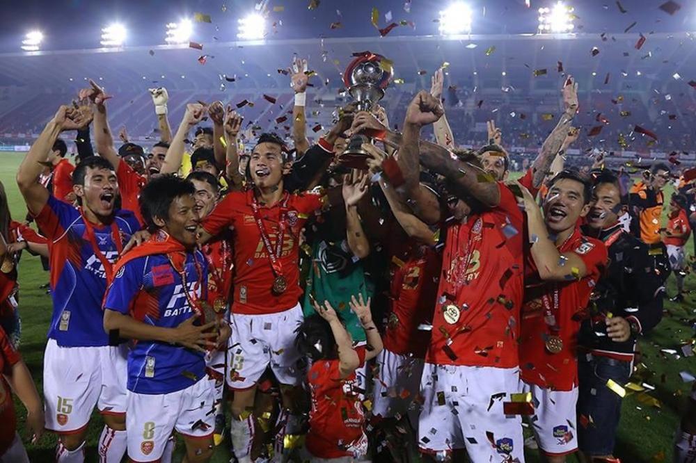 แข้งมังกรไฟฉลองแชมป์โตโยต้า ลีกคัพ 2014