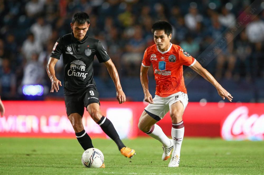 อดิศักดิ์ ไกรษร พาบอลหนีคู่แข่ง