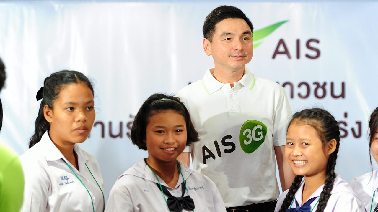สมชัย เลิศสุทธิวงศ์ ผู้บริหารเอไอเอส และน้องๆ ที่ร่วมกิจกรรม “แคมป์เยาวชนสานรัก คนเก่งหัวใจแกร่ง” ครั้งที่ 6.