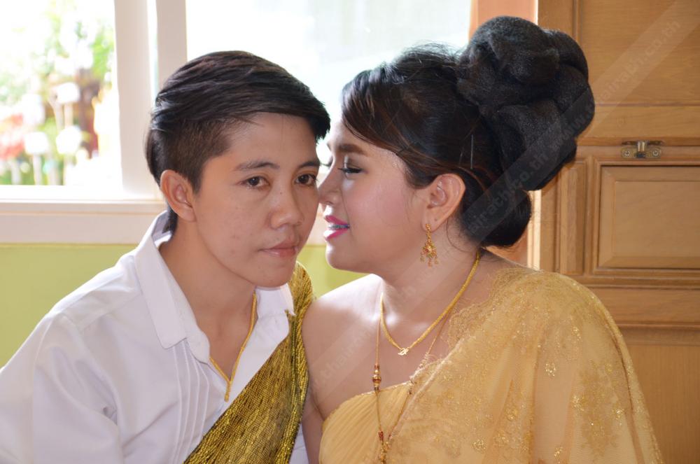 จุ๊บแก้มโชว์!
