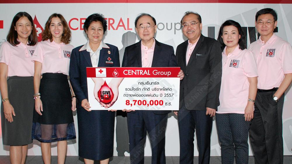 ได้บุญ สุทธิชัย จิราธิวัฒน์ ส่งมอบโลหิตจำนวน 8,700,000 ซีซี จากโครงการ “กลุ่มเซ็นทรัล รวมใจรัก ภักดี บริจาคโลหิตถวายพ่อของแผ่นดิน” ให้แก่ พญ.สร้อยสอางค์ พิกุลสด โดยมี ภัทรา จองเจริญกุลชัย และ วันทนีย์ จิราธิวัฒน์ มาร่วมงานด้วย ที่เซ็นทรัลเวิลด์ วันก่อน.