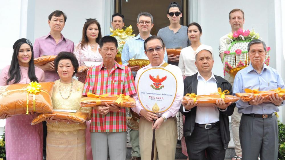 กุศลแรง สุทธิเกียรติ จิราธิวัฒน์ เป็นประธานในพิธีทอดกฐินของโรงแรมและรีสอร์ตในเครือเซ็นทารา โดยมี จรูญ อินทจาร, ธงชัย ลืออดุลย์, ศ.วิโรจน์ เลาหะพันธุ์, มุกดา เอื้อวัฒนะสกุล,อาภัสรา หงสกุล และ ธีระยุทธ จิราธิวัฒน์ มาร่วมในพิธีด้วย ที่วัดจิราธิวัฒน์ จ.นครราชสีมา วันก่อน.