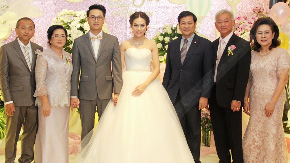 คู่เลิฟคู่สวีท สาธิต รังคสิริ หัวหน้าผู้ตรวจราชการกระทรวงการคลัง เป็นประธานในงานวิวาห์ระหว่าง อิงขวัญ บุตรี บัณฑิต–กัญญา วราหกิจ กับ วีรวัฒน์ บุตร อภิวัฒน์–วีรวรรณ วิชญธาดา ท่ามกลางความปลื้มปีติของผู้มาร่วมอวยพร ที่ห้องนภาลัยบอลรูม โรงแรมดุสิตธานี วันก่อน.