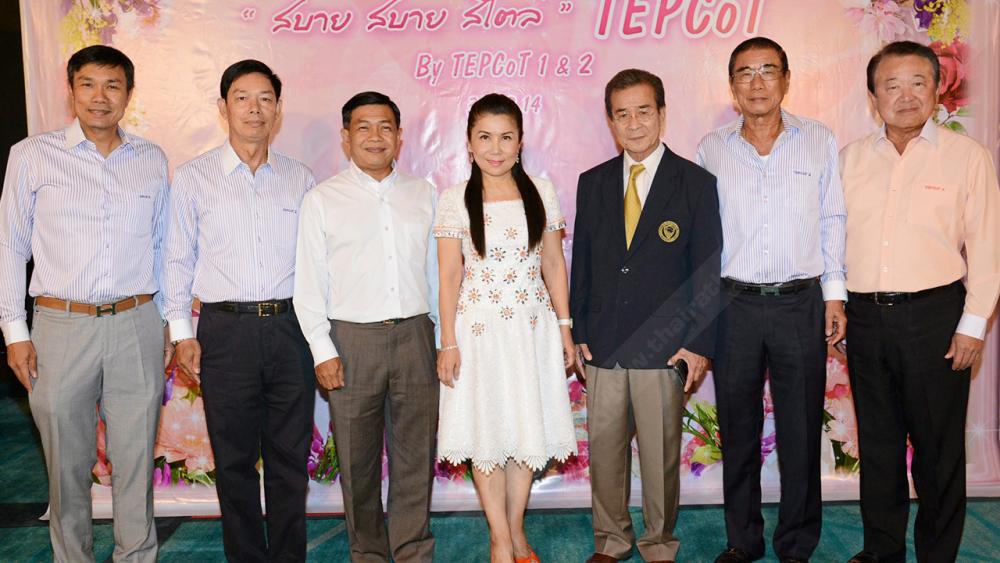 ชื่นมื่น พล.อ.มงคล อัมพรพิสิฏฐ์ และ เกริกไกร จีระแพทย์ จัดงานเลี้ยงพบปะสังสรรค์รวมรุ่นเพื่อนนักศึกษา TEPCoT โดยมี พล.อ.พนา ถนอมสิงห์, พรสิทธิ์ ศรีอรทัยกุล, อลงกรณ์ พลบุตร, เตชะ บุญยะชัย และ กัญจนา ศิลปอาชา มาร่วมงานด้วย ที่โรงแรมเรเนซองส์ วันก่อน.