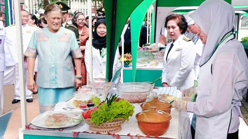 สมเด็จพระเทพรัตนราชสุดาฯ สยามบรมราชกุมารี เสด็จพระราชดำเนินไปทอดพระเนตร “หออิสลามนิทัศน์บ้านของพ่อ” ณ อิสลามวิทยาลัยแห่งประเทศไทย ถนนประชาอุทิศ ทุ่งครุ เมื่อวันที่ 31 ตุลาคม.