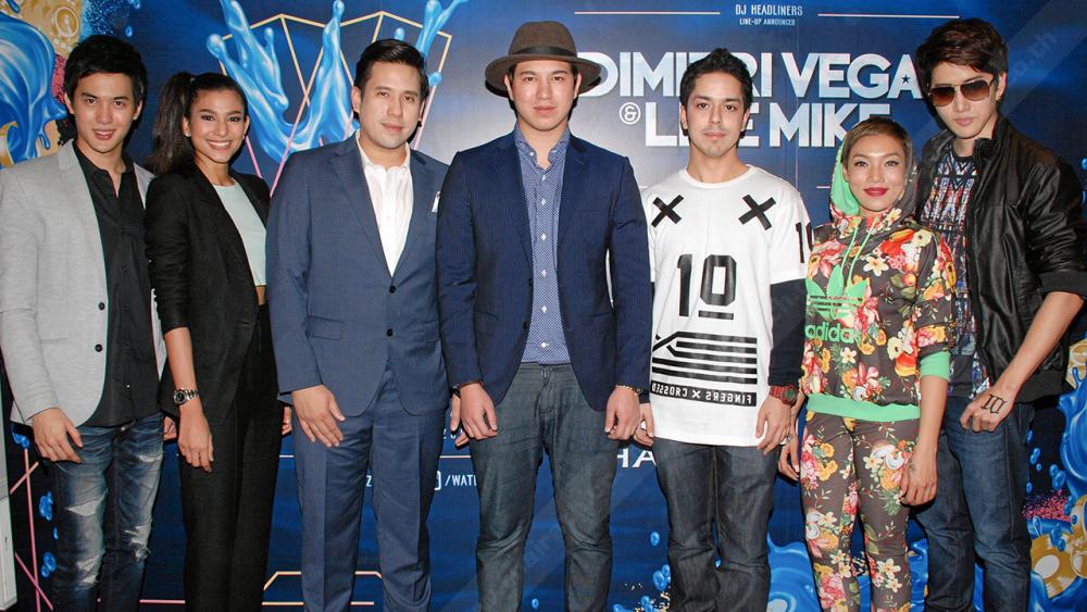 รอฟัง เทพวรรณ คณินวรพันธุ์ และ ณพมนัส สังขทรัพย์ แถลงข่าวการจัด “WATERZONIC”มหกรรมดนตรีอิเล็กทรอนิกส์ระดับโลกฝีมือคนไทย ในวันที่ 22 พ.ย. ที่สนามราชมังคลากีฬาสถาน โดยมี วศิน อัศวนฤนาท และ พิรัชต์ นิธิไพศาลกุล มาร่วมงานด้วย ที่สยามเซ็นเตอร์ วันก่อน.