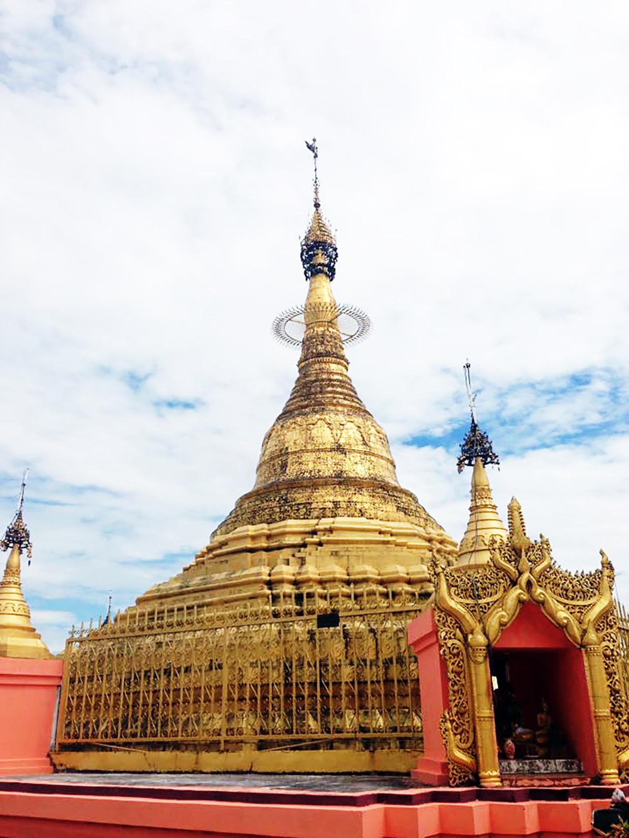 เจดีย์สวยงามฟ้าสดใส
