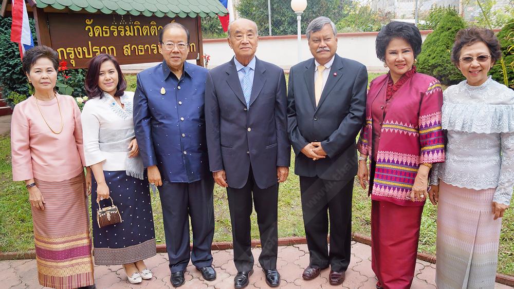 สามัคคีสร้างกุศล วิทวัส ศรีวิหค ออท. ณ กรุงปราก สาธารณรัฐเช็ก นำคณะผ้าป่าสามัคคีไปทอดที่วัดธรรมกิตติวงศ์ กรุงปราก โดยมี ดร.สุบิน ปิ่นขยัน, พวงทอง อานันทนะสุวงศ์, รัศมี ศรีวิหค, เรือนแก้ว กุยยกานนท์ ร่วมด้วย.
