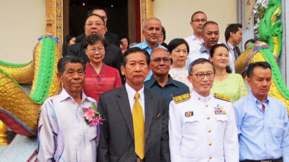 รวมใจไทย ณรงค์ ศศิธร รองปลัดกระทรวงการต่างประเทศ และจักรกฤษณ์ กาญจนศูนย์ กสญ. ณ เมืองโกตาบารู มาเลเซีย อัญเชิญผ้าพระกฐินพระราชทาน ไปถวายที่วัดประชาจินาราม อ.ตุมปัด มาเลเซีย มีชาวไทยไปร่วมคึกคัก.