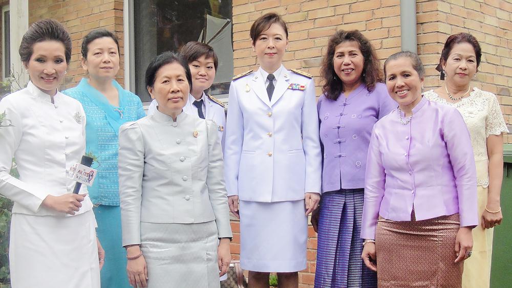 บุญล้นหลาม นงนุช เพ็ชรรัตน์ ออท. ณ กรุงเบอร์ลิน เยอรมนี เป็นประธานอัญเชิญผ้าพระกฐินพระราชทานไปทอดถวาย ณ วัดป่าหลวงตาบัว ญาณสัมปันโน เมืองเพลิน มีชาวไทยและชาวต่างชาติไปร่วมงานกันล้นหลาม.