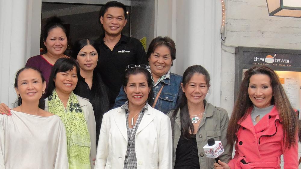 บูมอาหารไทย วาศ ศรีทันเดช ซีเก็ล เจ้าของร้านอาหารไทยชื่อ “ไทยตะวัน” เมืองซูริค ประเทศสวิตเซอร์แลนด์ ให้การต้อนรับ โจ–กิ่งเพชร บุญยงค์ ไปสัมภาษณ์ในโอกาสเปิดกิจการมาครบ 9 ปี เผยแพร่ อาหารไทยให้ชาวสวิสรู้จัก.