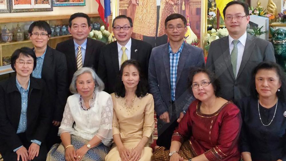 น้ำใจไทย วศิน เรืองประทีปแสง อัครราชทูต ณ กรุงแคนเบอร์รา ออสเตรเลีย, น.อ.อภิชัย สมพลกรัง ผช.ทูตฝ่ายทหาร และ ธีรเทพ พรหมวงศานนท์ กสญ. ณ นครซิดนีย์ ถวายผ้าพระกฐินพระราชทาน ที่วัดพุทธรังษี แอนนาเดล.