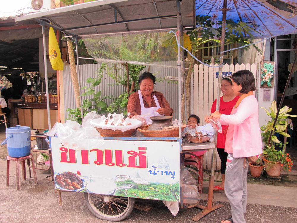 ข้าวแช่อยู่ตรงข้ามร้านก๋วยเตี๋ยวสั่งมาหม่ำได้.