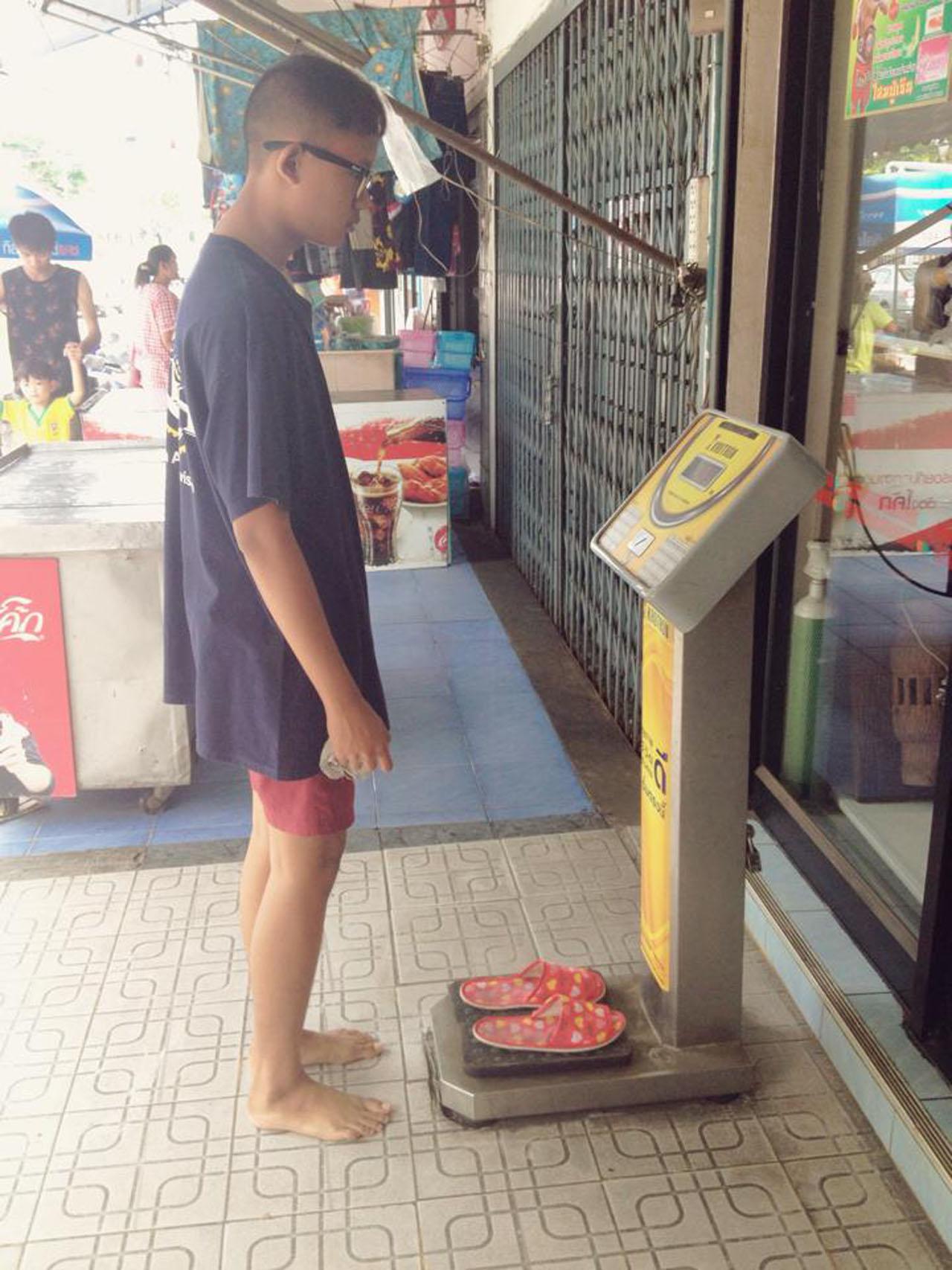 แม่บอกให้ถอดรองเท้าชั่งน้ำหนักครับ