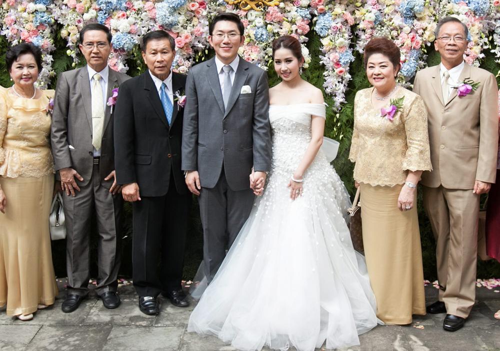 วันวิวาห์ พล.ต.อ.เสรีพิศุทธ์ เตมียาเวส อดีต ผบ.ตร. มาร่วมอวยพรในงานวิวาห์ระหว่าง กนกลักษณ์ บุตรี รศ.ทพ.แสวง–รศ.เจียรนัย โพธิ์ไทรย์ กับ ดร.ชินวุฒิ์ บุตร พีรชัย–อรวรรณ เตชานุวัตร์ ท่ามกลางความปลื้มปีติของบรรดาผู้มาร่วมอวยพร ที่โรงแรมดาราเทวี เชียงใหม่ วันก่อน.