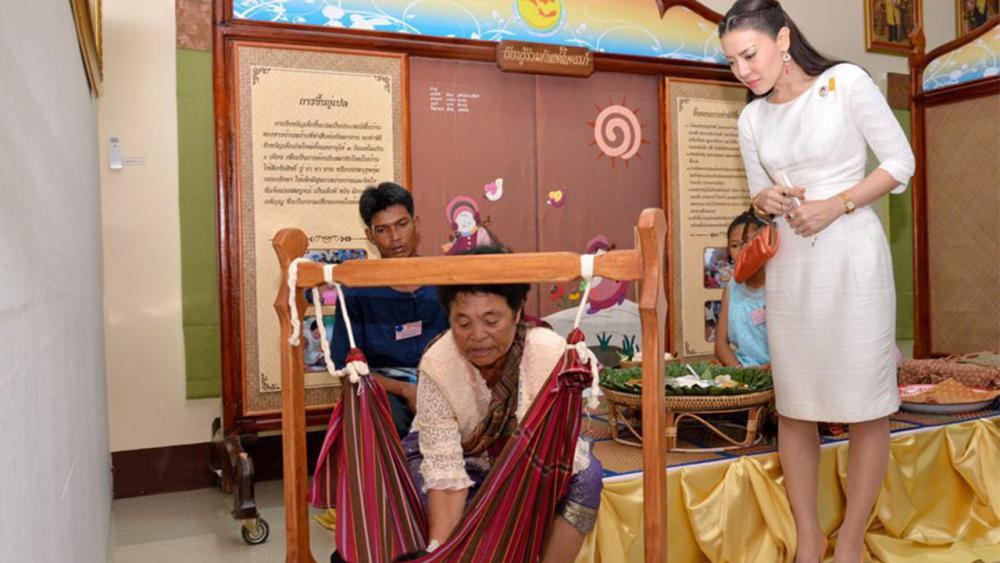 พระเจ้าวรวงศ์เธอ พระองค์เจ้าศรีรัศมิ์ พระวรชายา เสด็จไปทรงเปิด ศูนย์ 3 วัย สานสายใยรักแห่งครอบครัว บ้านพร้าว ณ ตำบลบ้านพร้าว อำเภอป่าพะยอม จังหวัดพัทลุง เมื่อวันที่ 30 ตุลาคม.