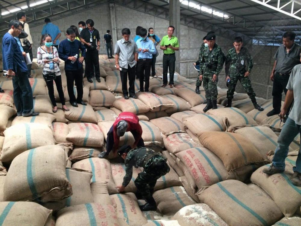 กำลังทหาร ลุยรื้อกระสอบข้าวจากโครงการรับจำนำ ในสมัยรัฐบาล ยิ่งลักษณ์