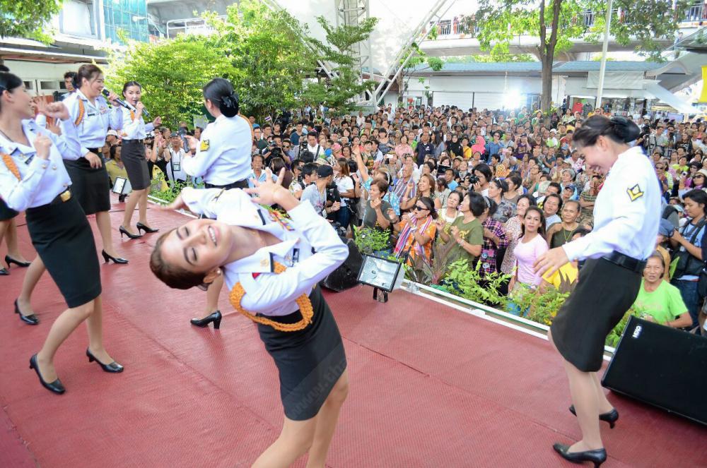 เวทีทหารพบ ปชช.