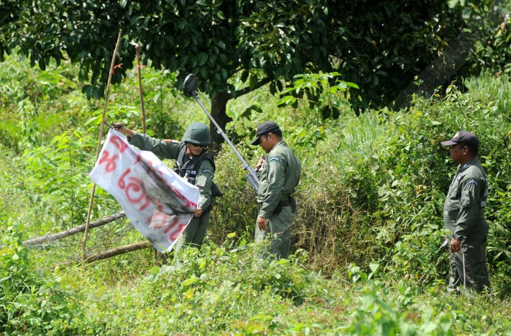 ตำรวจ และ ทหารเดินทางไปตรวจสอบ