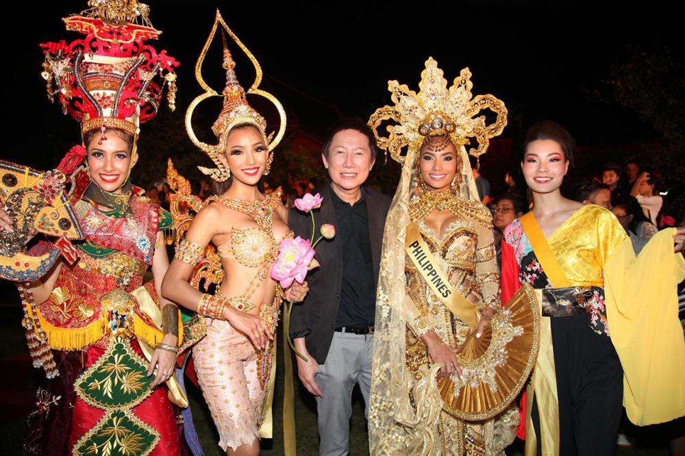 ณวัฒน์ อิสรไกรศีล กับสาวๆ ผู้เข้าประกวด