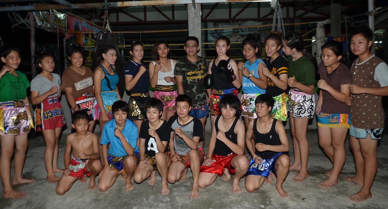 บรรดานักมวยหญิงของค่ายมวยเพชรต้นผึ้ง จ.เชียงใหม่