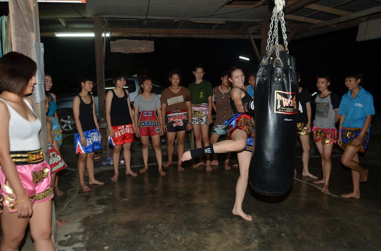 หญิงสาววัยรุ่น พากันมาเข้าค่ายซ้อม ตอนนี้จะร่วม 30 คน