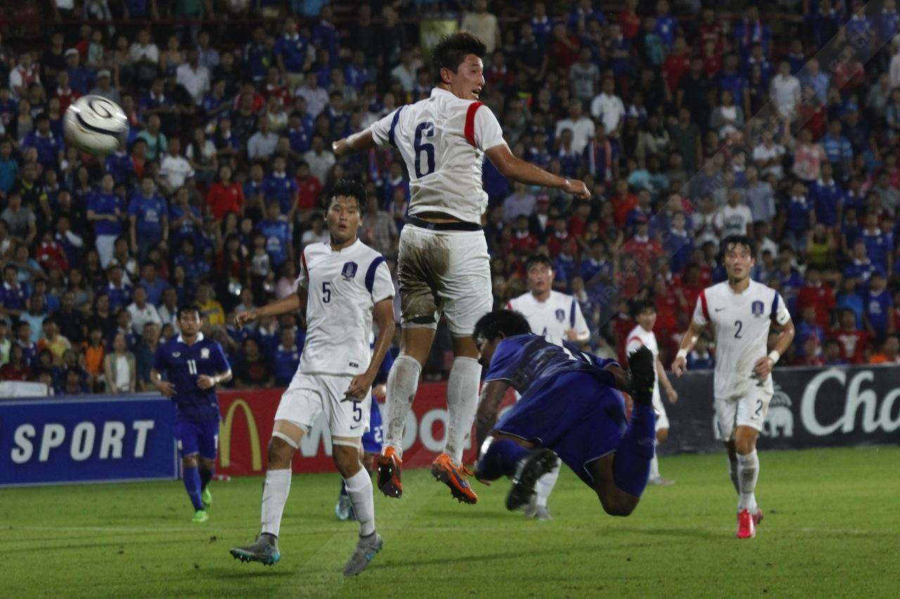 ไทยเกือบได้ประตูตีเสมอจากลูกโหม่งในช่วงท้ายครึ่งแรก