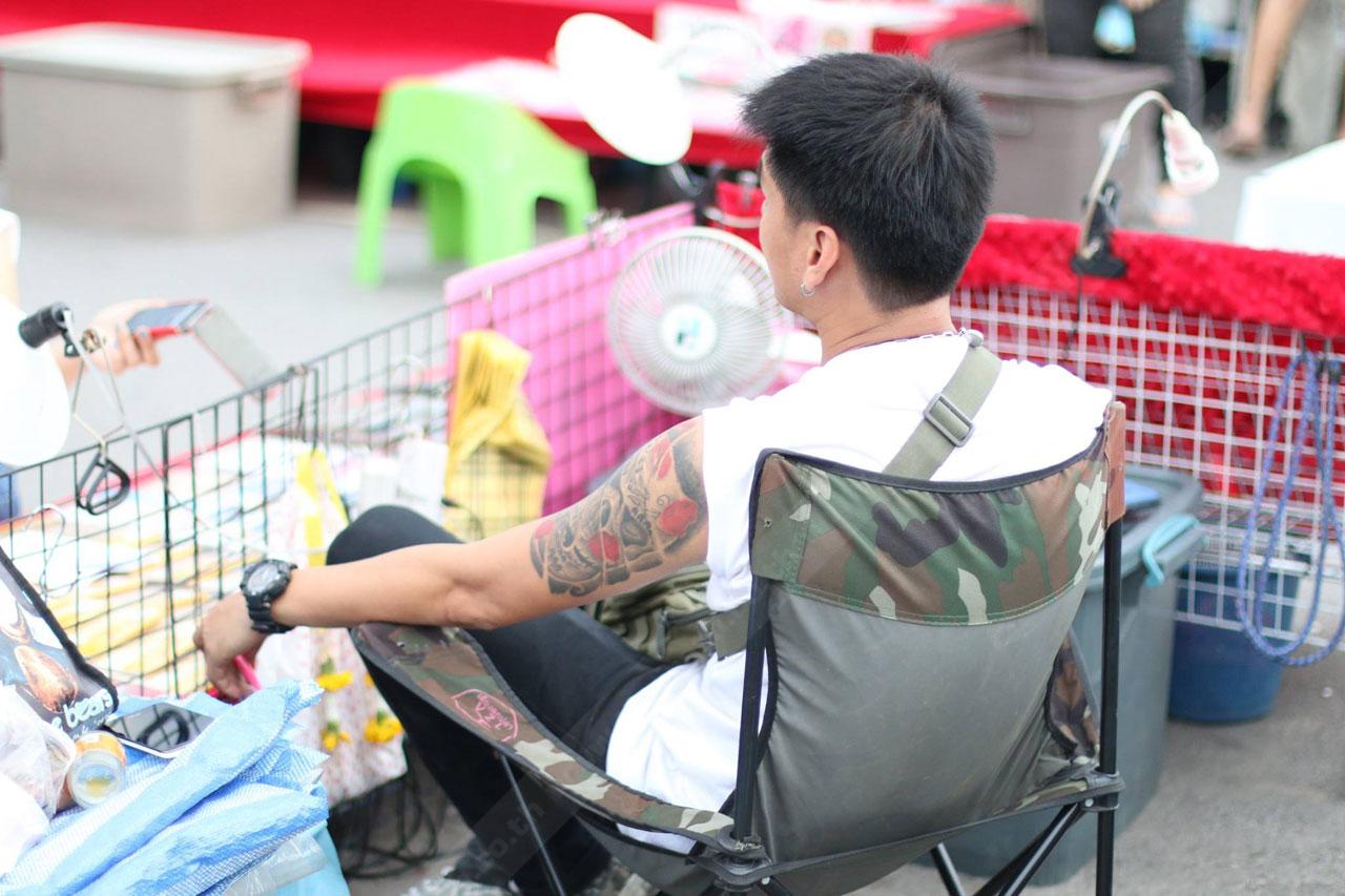 พ่อค้า ตลาดเลียบทางด่วนรามอินทรา