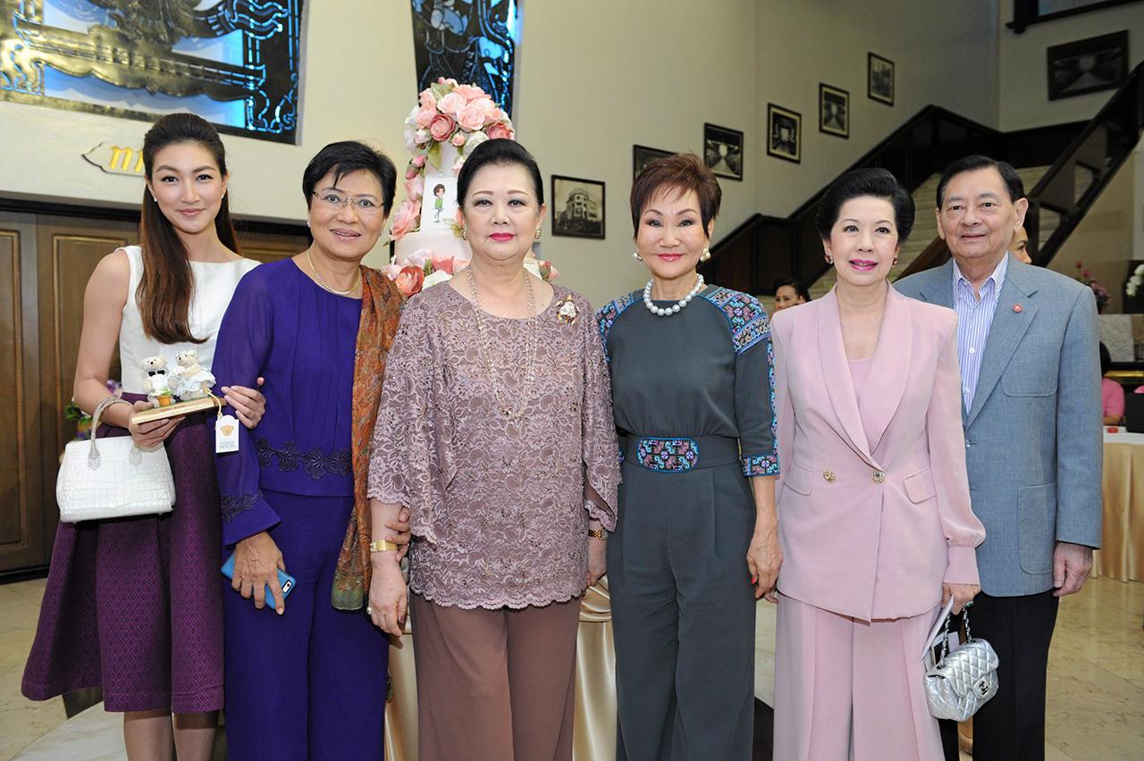 วาปี-ท่านผู้หญิงเหมือนจิต ภิรมย์ภักดี, คุณหญิงชดช้อย-คุณหญิงกัลยา โสภณพนิช และแพนเค้ก-เขมนิจ จามิกรณ์ มาร่วมอวยพรวันเกิด “ป้าใหญ่” ด้วย.