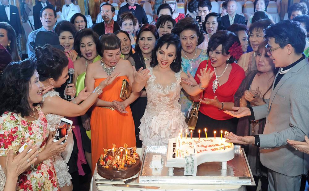 เพื่อนๆร่วมร้องเพลงอวยพรวันเกิดให้ “รุจิตร สุธนะเสรีพร” อย่างอบอุ่น.