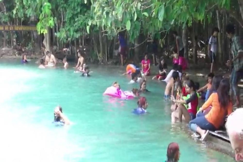 นักท่องเที่ยวเล่นน้ำในระมรกตที่กระบี่