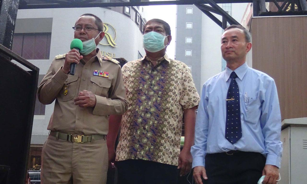 นายสาธิต ธรรมประดิษฐ์ รองผู้ว่าราชการจังหวัดสงขลา นายไพร พัฒโน นายกเทศมนตรีเทศบาลนครหาดใหญ่ และนายวิเศษ สิรินทรโสภณ รรท.นายแพทย์สาธารณสุขจังหวัดสงขลา