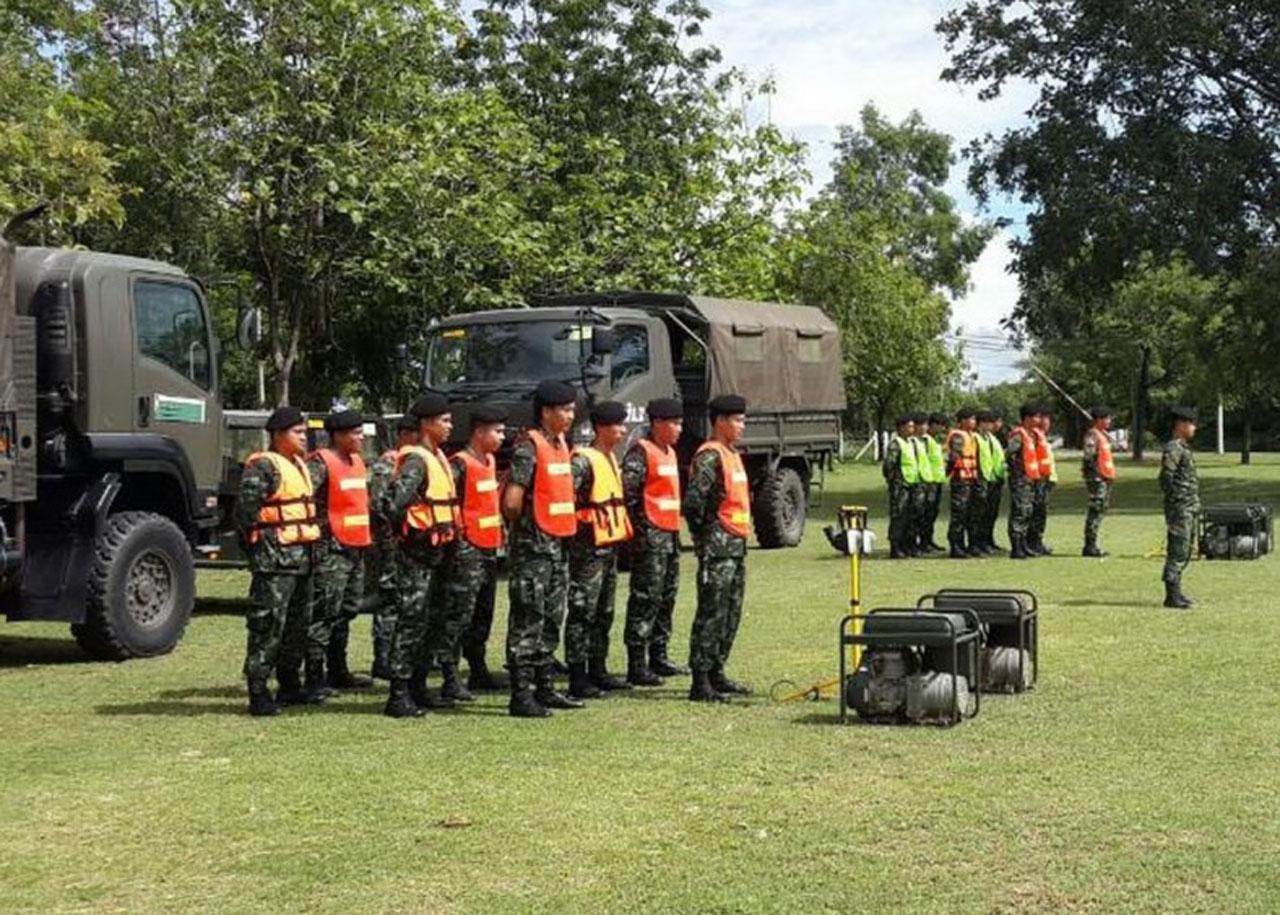 ทหาร พล ร.9 พร้อมเครื่องปั่นไฟและรถบรรทุกหนัก