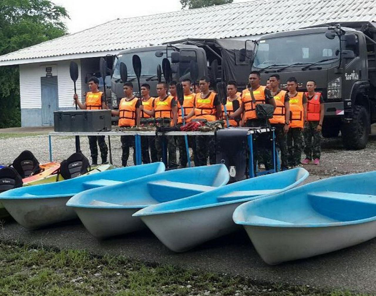ทหารจาก พล ร.9 พร้อมเรือไฟเบอร์กลาส และอุปกรณ์กู้ภัย