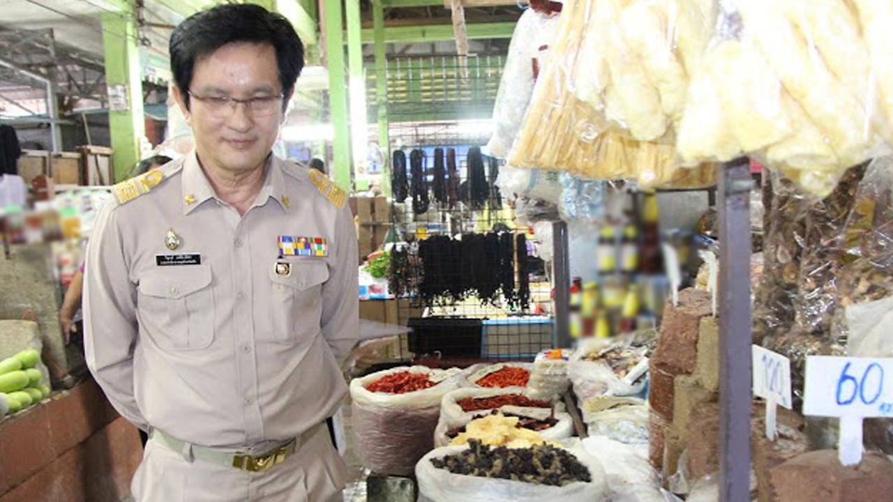 นายแพทย์วิฑูรย์ เหลืองดิลก สาธารณสุขจังหวัดตรัง นำเจ้าหน้าที่ออกตรวจกะปิ