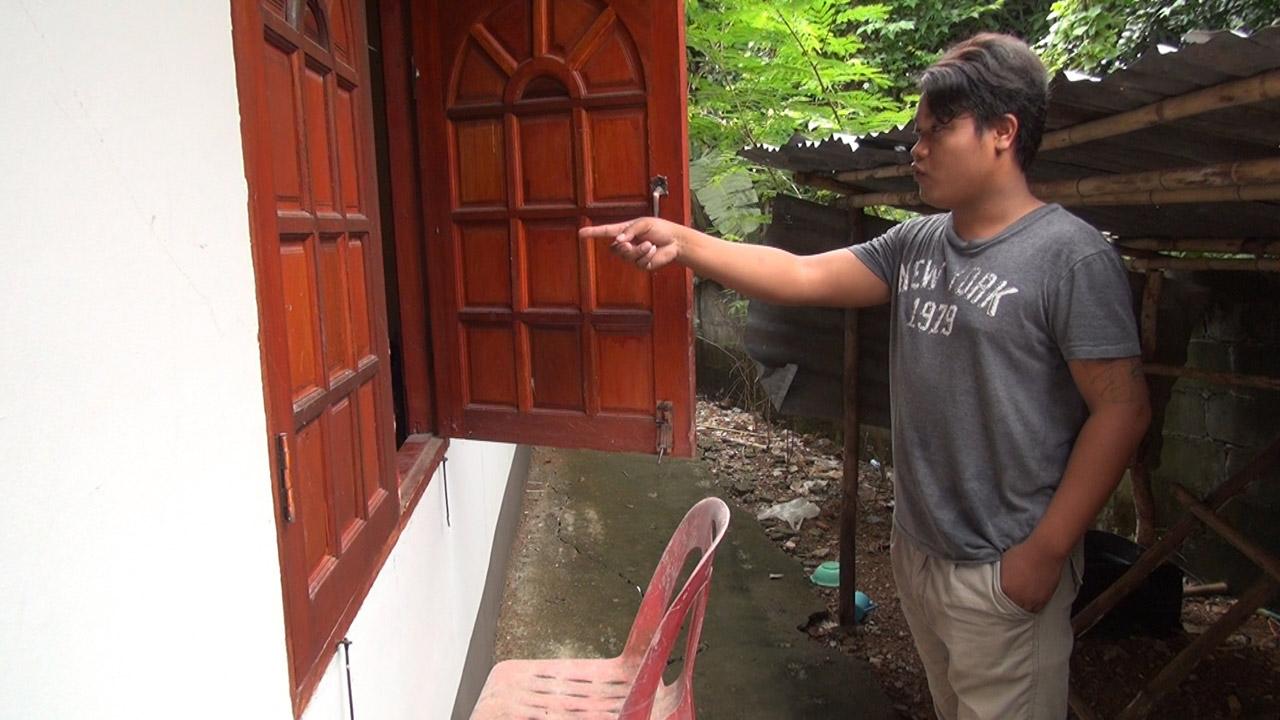 เจ้าของบ้านชี้จุดที่หน้าต่างมีร่องรอยโดนคนร้ายงัด