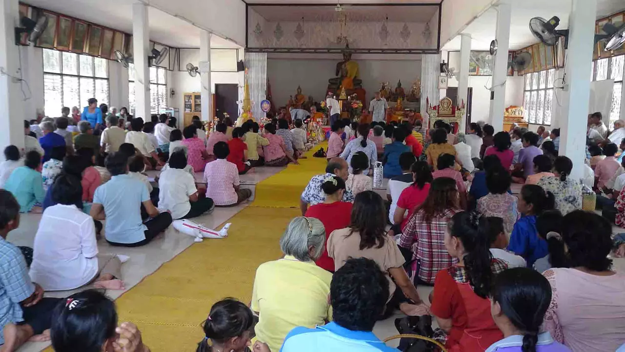 ชาวใต้ร่วมทำบุญ 'สารทเดือนสิบ' สืบสานประเพณีวันส่งเปรต
