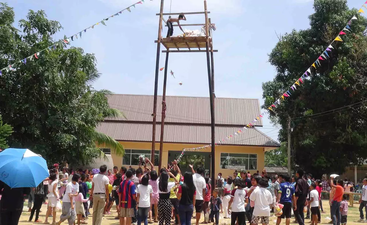 ชาวใต้ร่วมทำบุญ 'สารทเดือนสิบ' สืบสานประเพณีวันส่งเปรต
