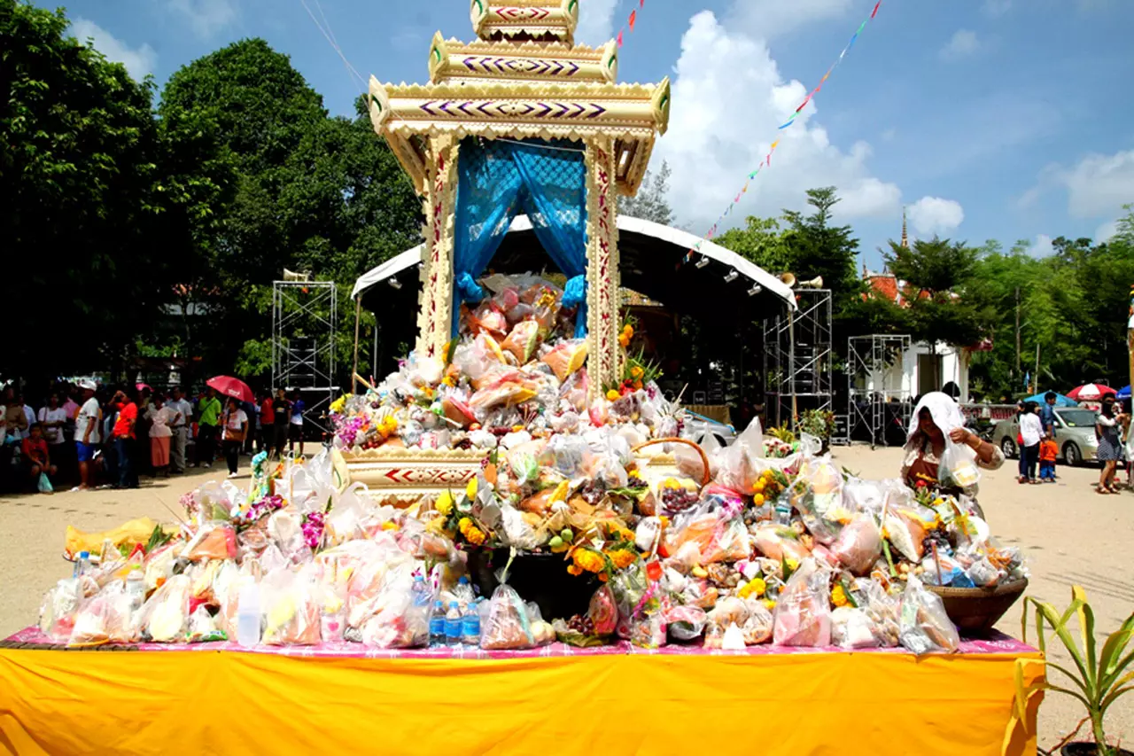ชาวใต้ร่วมทำบุญ 'สารทเดือนสิบ' สืบสานประเพณีวันส่งเปรต