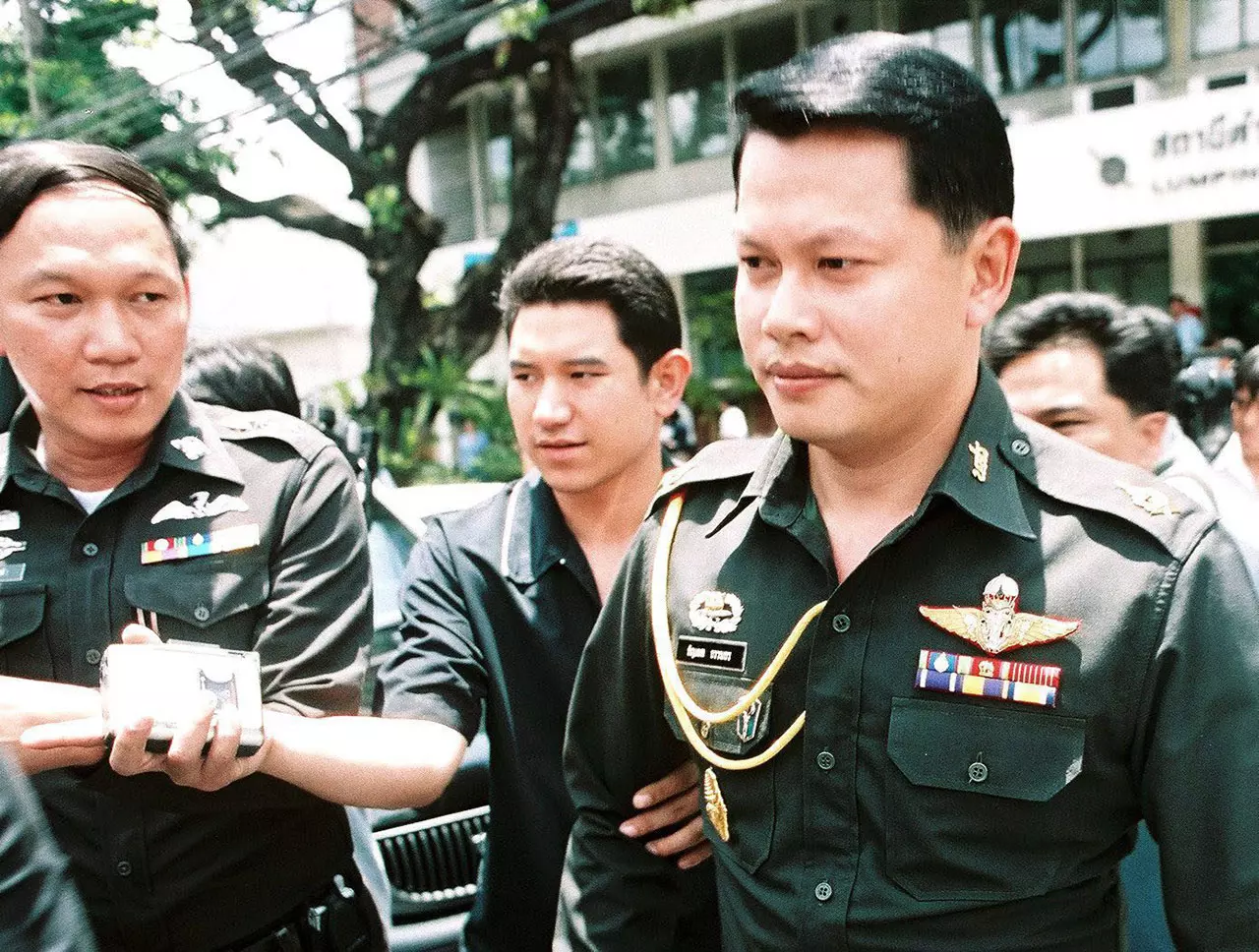 ย้อนตำนานรื้อบาร์เบียร์ วิบากกรรมของ 'เฮียชูวิทย์'