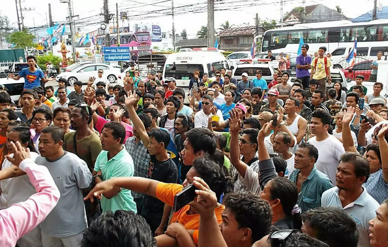 นาทีต่อนาที! ม็อบฮือล้อมเผาโรงพักถลาง หลังตร.จับยาบ้าชนโจ๋ตาย2